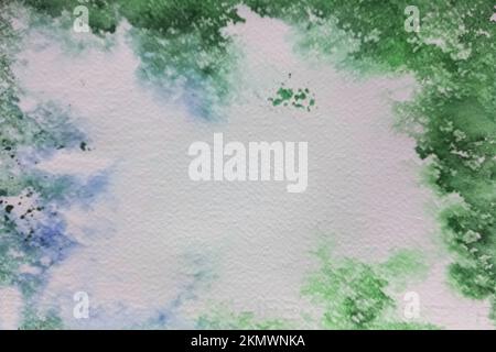 Abstrakter, wässriger, horizontaler grüner Hintergrund mit Flecken, Spritzer, Streifen, Wellen, Farbverlauf, Formen der gleichen Farbe mit Tonänderung. Stockfoto