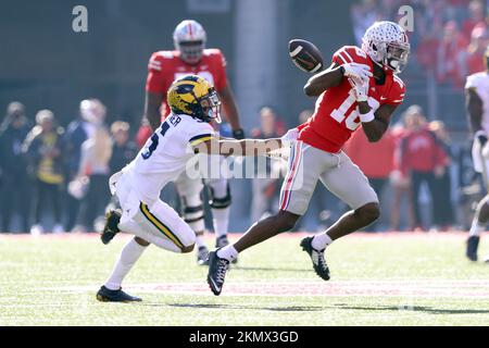 Kolumbus, Usa. 26.. November 2022. Ohio State Buckeyes Marvin Harrison Jr. (18) lässt einen Pass fallen, während Michigan Wolverines DJ Turner (5) am Samstag, den 26. November 2022 in Columbus, Ohio, verteidigt. Foto: Aaron Josefczyk/UPI Credit: UPI/Alamy Live News Stockfoto