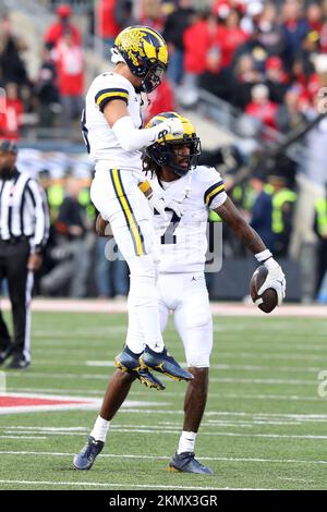 Kolumbus, Usa. 26.. November 2022. Michigan Wolverines Donovan Edwards (7) feiert am Samstag, den 26. November 2022, in Columbus, Ohio, seine Interception im vierten Quartal gegen die Ohio State Buckeyes mit Derrick Moore (8). Foto: Aaron Josefczyk/UPI Credit: UPI/Alamy Live News Stockfoto