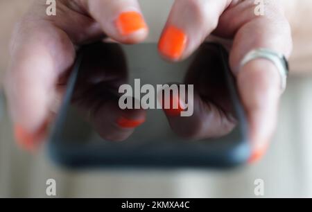 Hamburg, Deutschland. 25.. November 2022. ILLUSTRATION – Eine Frau tippt auf einem Smartphone. (Zu dpa 'kurze Nachricht, langes Leben? Die SMS schaltet 30 auf 3,12 ein.“) Kredit: Marcus Brandt/dpa/Alamy Live News Stockfoto