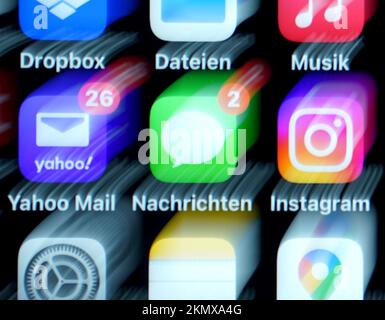 Hamburg, Deutschland. 25.. November 2022. ABBILDUNG – die App „Nachrichten“ (M) wird auf dem Bildschirm eines Smartphones angezeigt. (Zu dpa 'kurze Nachricht, langes Leben? Die SMS schaltet 30 auf 3,12 ein.“) Kredit: Marcus Brandt/dpa/Alamy Live News Stockfoto