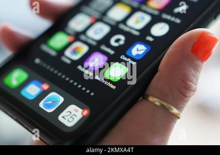 Hamburg, Deutschland. 25.. November 2022. ABBILDUNG – die App „Nachrichten“ wird auf dem Bildschirm eines Smartphones angezeigt. (An dpa: '30 years of SMS: Of the Rise and Fall of the Short Message Service') Kredit: Marcus Brandt/dpa/Alamy Live News Stockfoto