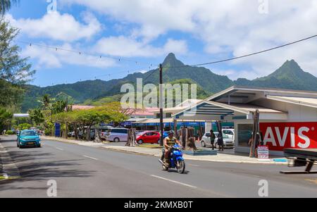 Die Hauptstraße durch die Stadt Avarua auf der Insel Rarotonga, Cook Islands Stockfoto