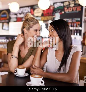 Ich muss das Drama einholen. Zwei Freunde hängen zusammen in einem Café ab. Stockfoto