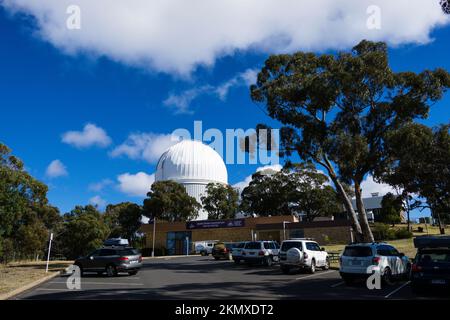 Kuppel mit dem anglo-australischen Teleskop (AAT), betrieben vom Australian Astronomical Observatory, Siding Springs Observatory, NSW Stockfoto