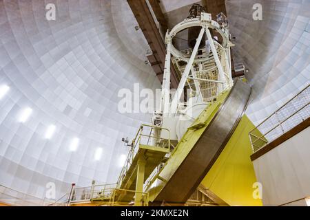 Das angloaustralische Teleskop (AAT) wird vom Australian Astronomical Observatory, Siding Springs Observatory, NSW, betrieben Stockfoto