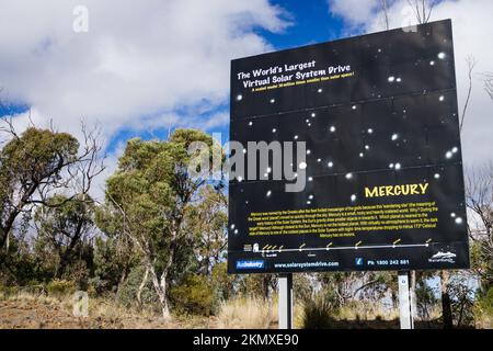 Reklametafeln mit dem Planeten Mercury am Straßenrand, dem größten virtuellen Solarsystemantrieb der Welt, Coonabarabran, NSW Australien Stockfoto