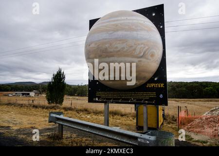 Reklametafeln mit dem Planeten Jupiter am Straßenrand, dem weltweit größten virtuellen Solarsystemantrieb, Coonabarabran, NSW Australien Stockfoto