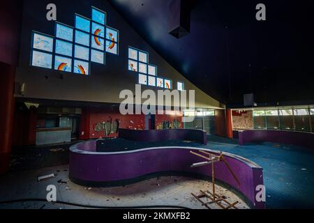 Nicht genutztes Restaurant in einem verlassenen Inselresort, Queensland, Australien Stockfoto