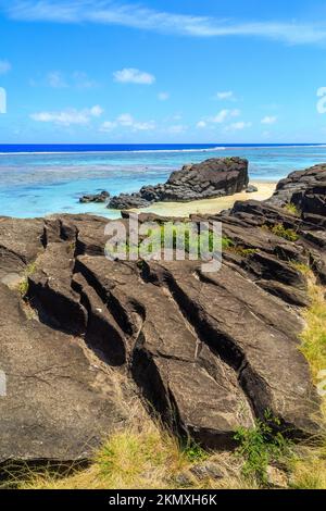 Black Rock, eine unverwechselbare Formation vulkanischen Basaltes an einem Strand in Rarotonga, Cook Islands Stockfoto