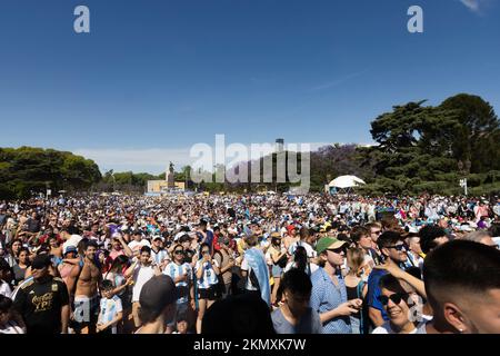 Buenos Aires, Argentinien. 26.. November 2022. Das Fanfest der Stadt war voller Zuschauer, um das Spiel Argentinien-Mexiko der Weltmeisterschaft in Katar zu erleben. In der Gruppenphase schlug Argentinien Mexiko 2-0 mit einem ersten Tor von Lionel Messi bei 64 m und einem zweiten Tor von Enzo FernÃndez bei 87 m (Kreditbild: © Esteban Osorio/Pacific Press via ZUMA Press Wire) Stockfoto