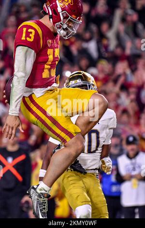 26. November 2022 Los Angeles, CA.USC Trojans Quarterback Caleb Williams #13 läuft 16 Yards für den Touchdown in Aktion im vierten Quartal während des NCAA-Fußballspiels zwischen den USC Trojanern und der Notre Dame Fighting Irish im Coliseum in Los Angeles, California..USC schlägt Notre Dame 38-27. Obligatorischer Fotograf: Louis Lopez/Cal Sport Media Stockfoto