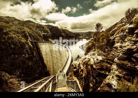 Detaillierte Landschaftsszene auf dem touristischen Wahrzeichen, dem Gordon Dam, im rustikalen ländlichen Stil. Southwest National Park, Tasmanien, Australien Stockfoto
