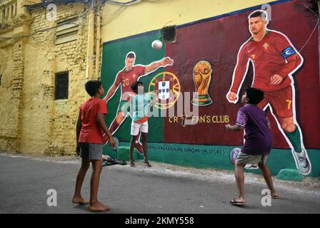 Kalkutta, Indien. 26.. November 2022. Während der FIFA-Weltmeisterschaft 2022 in Kalkutta spielen Kinder vor der Wand Kunst des portugiesischen Fußballers Cristiano Ronaldo und João Cancelo. (Foto: Sudipta das/Pacific Press) Kredit: Pacific Press Media Production Corp./Alamy Live News Stockfoto