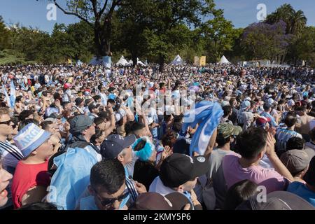 Buenos Aires, Argentinien. 26.. November 2022. Das Fanfest der Stadt war voller Zuschauer, um das Spiel Argentinien-Mexiko der Weltmeisterschaft in Katar zu erleben. In der Gruppenphase schlug Argentinien Mexiko 2-0 mit einem ersten Tor von Lionel Messi bei 64' und einem zweiten Tor von Enzo Fernández bei 87'. (Foto: Esteban Osorio/Pacific Press) Kredit: Pacific Press Media Production Corp./Alamy Live News Stockfoto