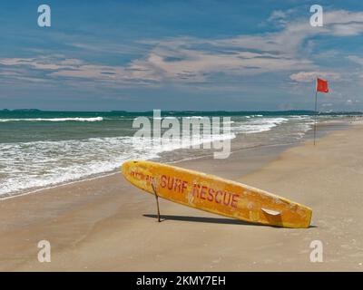 Leuchtend gelbes Surfbrett in Form eines Zeigers mit einem roten Wort Rettung an einem Sandstrand des Colva Beach State Goa India 10 17 2022 Stockfoto
