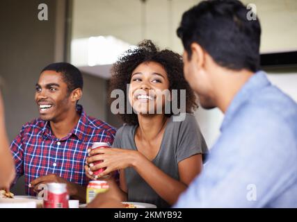 Gute Zeit mit Freunden. Eine Gruppe von Freunden, die zusammen eine Mahlzeit genießen. Stockfoto