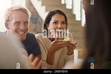 Du magst keine hawaiianische Pizza. Eine Gruppe von Freunden, die zusammen Pizza essen. Stockfoto