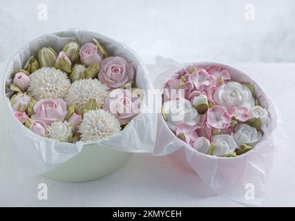 zéphyr Blumenstrauß in einer rosa Schachtel auf hellem Hintergrund Stockfoto