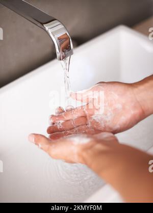 Gesund bleiben durch gute Hygienepraxis. Ein Mann wäscht sich die Hände. Stockfoto