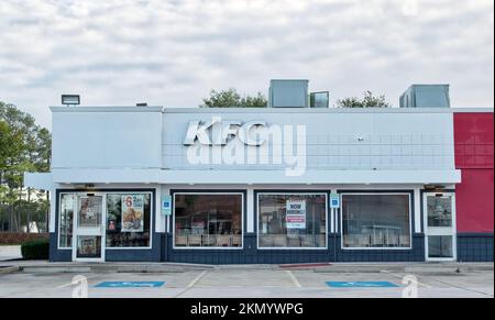 Houston, Texas, USA 11-11-2022: Außenansicht des KFC-Storefront in Houston, TX. Legendäre amerikanische Fast-Food-Restaurantkette, gegründet 1930. Stockfoto