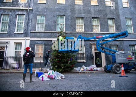 London, England, Großbritannien. 25.. November 2022. Das Büro und die Residenz des britischen Premierministers 10 Downing Street werden vor Weihnachten dekoriert. (Bild: © Tayfun Salci/ZUMA Press Wire) Stockfoto