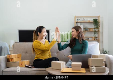 Zwei Unternehmensgründungen für das Online-Marketing, Paketpakete für Unternehmen für den Versand, kleine und mittlere Unternehmen und das Konzept für den Online-Verkauf für Freiberufler Stockfoto