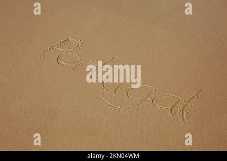 Portugal im Sand am Strand geschrieben. In Portugal gibt es viele schöne Strände. Stockfoto