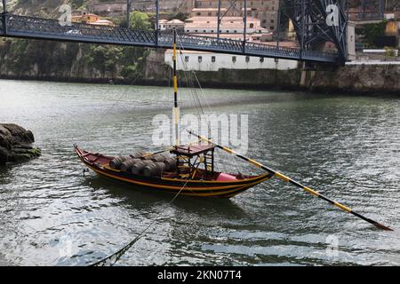 Ein traditionelles Rabelo-Boot auf dem Douro - Porto - Portugal. Rabelo wurde traditionell für den Transport von Fässern des Hafens auf dem Fluss Douro verwendet Stockfoto