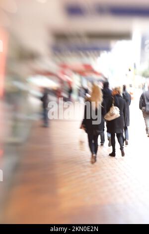 Straßenleben in New York - anschauliches, verschwommenes Bild tagsüber Stockfoto