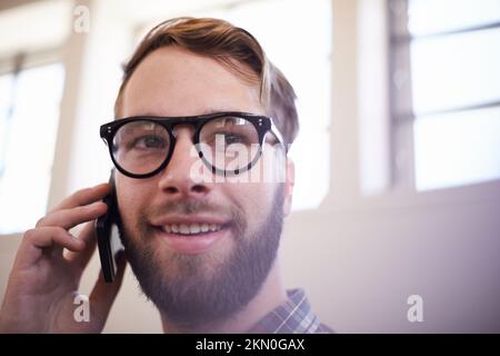 Gut aussehend zu sein, ist nur ein Teil des Pakets. Ein hübscher junger Hipster mit Brille. Stockfoto