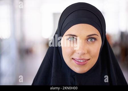 Ihre Schönheit offenbart sich. Porträt einer muslimischen Frau, die einen Hijab trägt. Stockfoto