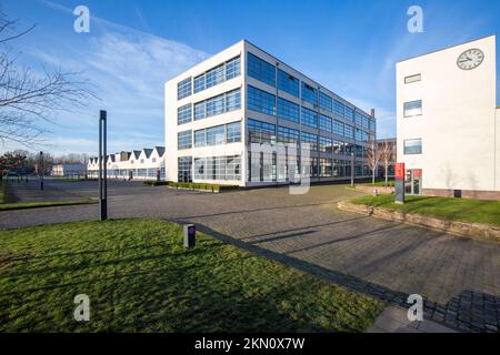 Krefeld - Nahaufnahme des Uhrenhauses im Gewerbepark Mies van der Rohe, Nordrhein-Westfalen, Deutschland, 31.01.2021 Stockfoto