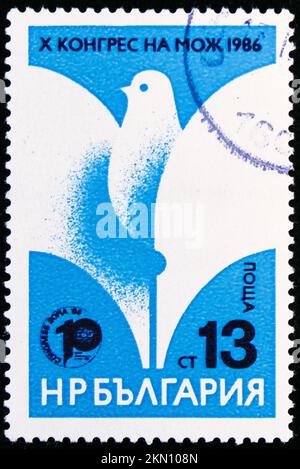 MOSKAU, RUSSLAND - 29. OKTOBER 2022: Briefmarke gedruckt in Bulgarien für den 10.. Kongress der Internationalen Journalistenorganisation, Serie, circa Stockfoto