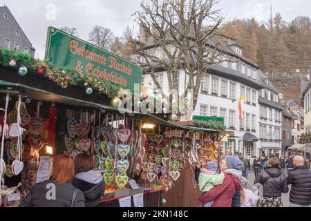 Monschau November 2022: Der Weihnachtsmarkt von Monschau wird traditionell vom 25. November bis 18. Dezember am ersten bis vierten Adventswochenende geöffnet. Stockfoto