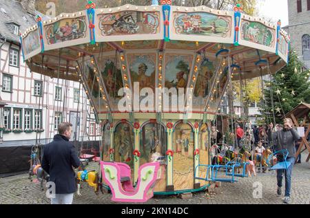 Monschau November 2022: Der Weihnachtsmarkt von Monschau wird traditionell vom 25. November bis 18. Dezember am ersten bis vierten Adventswochenende geöffnet. Stockfoto