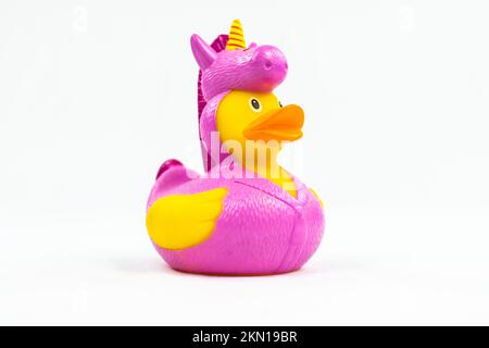 Lustiges rosa Einhorn-Kostüm auf Ente schwimmendes Spielzeug Stockfoto