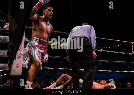 Carson, Kalifornien, USA. 26.. November 2022. Fernando Vargas Jr. aus Oxnard, CA (7-0 7 Kos Pink Shorts) im Kampf gegen Alejandro Martinez. Vargas Junior gewann den Kampf mit 2. K.O.-Punkten. (Kreditbild: © Adam DelGiudice/ZUMA Press Wire) Kredit: ZUMA Press, Inc./Alamy Live News Stockfoto