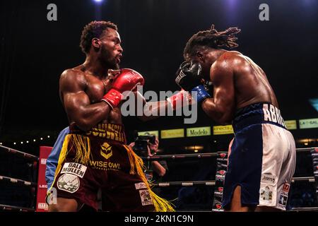 Carson, Kalifornien, USA. 26.. November 2022. Charles Conwell aus Cleveland Ohio (18-0 13 Kos rote Shorts mit gelbem Zierteil) im Kampf gegen den Dominikanischen RepublicÃs Juan Carlos Abreu (25-7-1). Conwell gewann durch Mehrheitsentscheidung. (Kreditbild: © Adam DelGiudice/ZUMA Press Wire) Kredit: ZUMA Press, Inc./Alamy Live News Stockfoto