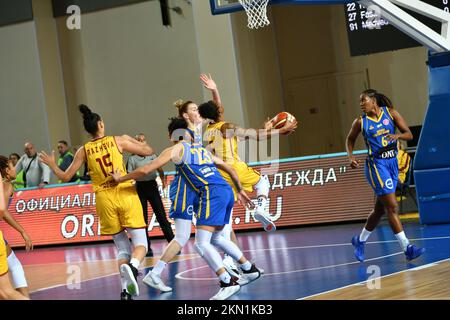 Orenburg, Russland - 31. Oktober 2019: Mädchen spielen Basketball Euroleague-Spiel zwischen BC «Nadezhda» (Orenburg) und BC «Castors Braine» (Belgien) Stockfoto