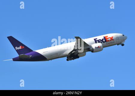 Präfektur Chiba, Japan - 29. Oktober 2021: FedEx Boeing B777F (N877FD) Frachter. Stockfoto