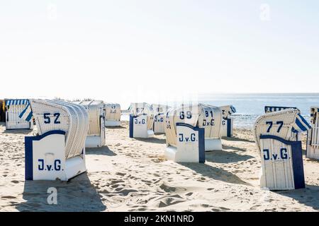 Weiße Strandstühle und Schlammgebiete, Duhnen, Cuxhaven, Nordsee, Niedersachsen, Deutschland, Europa Stockfoto