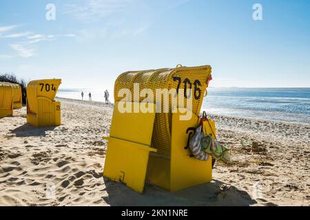 Gelbe Liegestühle und Schlammgebiete, Duhnen, Cuxhaven, Nordsee, Niedersachsen, Deutschland, Europa Stockfoto