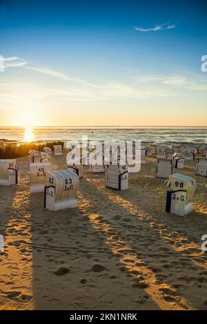 Weiße Strandstühle und Schlammgebiete, Sonnenuntergang, Duhnen, Cuxhaven, Nordsee, Niedersachsen, Deutschland, Europa Stockfoto