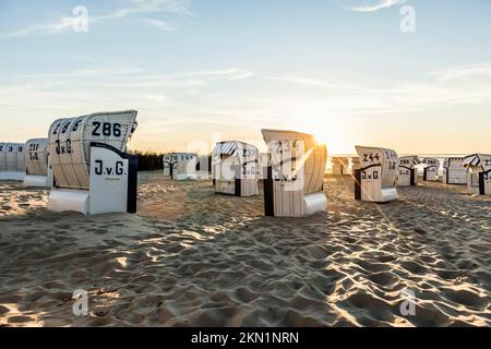 Weiße Strandstühle und Schlammgebiete, Sonnenuntergang, Duhnen, Cuxhaven, Nordsee, Niedersachsen, Deutschland, Europa Stockfoto