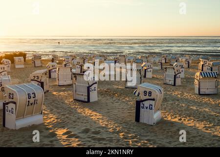 Weiße Strandstühle und Schlammgebiete, Sonnenuntergang, Duhnen, Cuxhaven, Nordsee, Niedersachsen, Deutschland, Europa Stockfoto