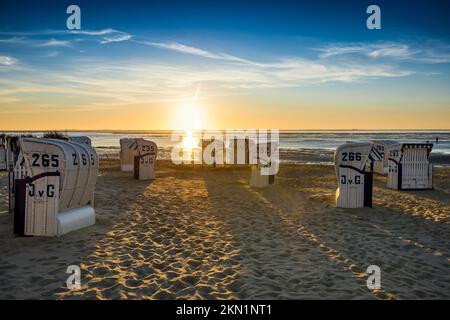 Weiße Strandstühle und Schlammgebiete, Sonnenuntergang, Duhnen, Cuxhaven, Nordsee, Niedersachsen, Deutschland, Europa Stockfoto