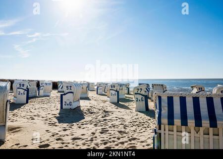 Weiße Strandstühle und Schlammgebiete, Duhnen, Cuxhaven, Nordsee, Niedersachsen, Deutschland, Europa Stockfoto