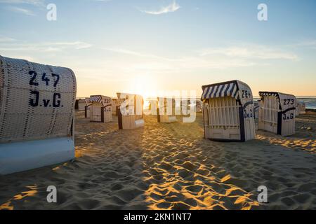 Weiße Strandstühle und Schlammgebiete, Sonnenuntergang, Duhnen, Cuxhaven, Nordsee, Niedersachsen, Deutschland, Europa Stockfoto