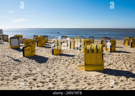 Gelbe Liegestühle und Schlammgebiete, Duhnen, Cuxhaven, Nordsee, Niedersachsen, Deutschland, Europa Stockfoto